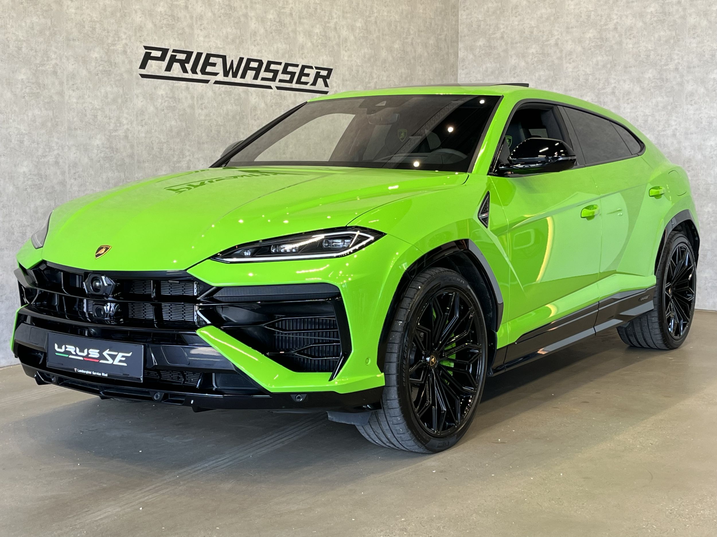 Lamborghini Urus SE in Verde Mantis pearl.